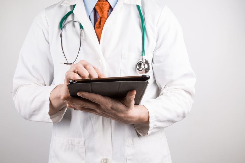 doktor s tabletem - technologie ve zdravotnictví